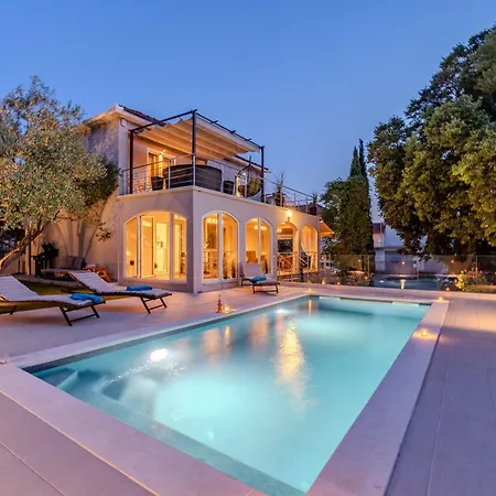 Willa B&d For The Complete Pleasure Of Vacation !heated! Private Pool! Oasis In The Center Of Zadar, 100m From The Sea *