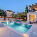 Villa B&d For The Complete Pleasure Of Vacation !heated! Private Pool! Oasis In The Center Of Zadar, 100m From The Sea *